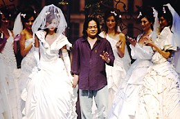 广州婚博会现场的国际婚纱礼服流行时尚发布五