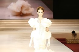 广州婚博会现场的国际婚纱礼服流行时尚发布会