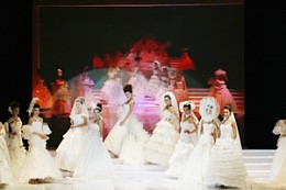 广州婚博会现场的国际婚纱礼服流行时尚发布会走秀