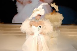 杭州婚博会上的国际婚纱礼服流行时尚发布一