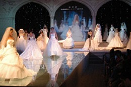 杭州婚博会现场的国际婚纱礼服流行时尚发布五