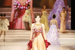 杭州婚博会上国际婚纱礼服流行时尚发布
