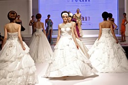 天津婚博会现场的国际婚纱礼服时尚发布