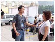 央视记者现场采访武汉婚博会组委会秘书长